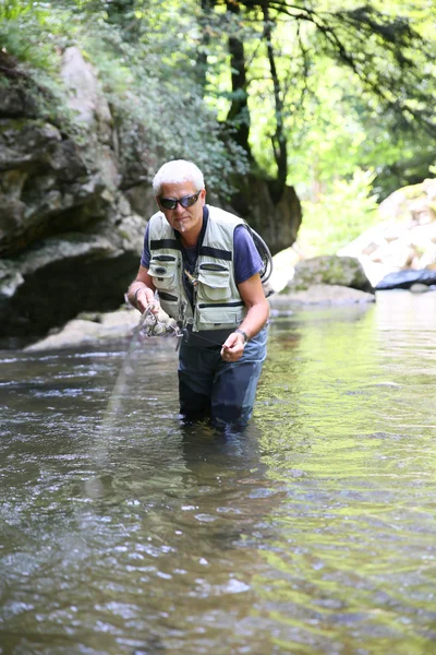 川で釣りをフライ漁師 — ストック写真