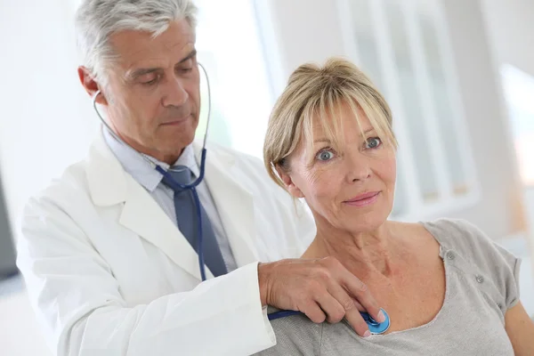 Seniorin im Arztzimmer — Stockfoto