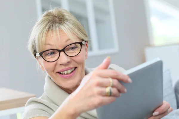 Mujer usando tableta digital — Foto de Stock