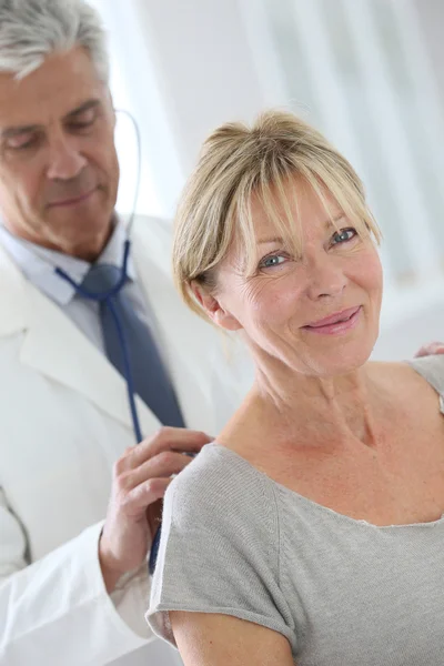 Woman in doctor's room for consultation — Stock Photo, Image