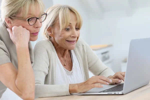 Senior vrouwen websurfing — Stockfoto