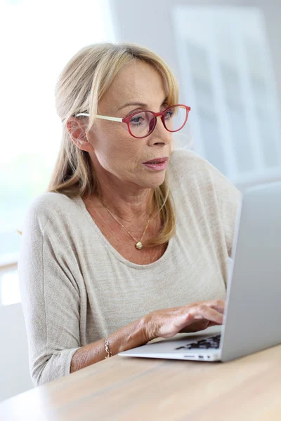 Vrouw met behulp van computer — Stockfoto