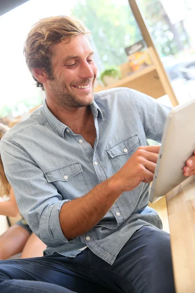 Ung man på internet i samband med tablett — Stockfoto