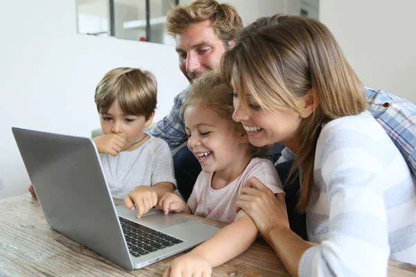 Parents avec enfants utilisant un ordinateur portable — Photo