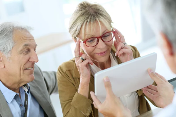 Frau probiert neue Brille an — Stockfoto