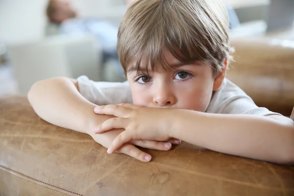 Liten pojke att vara eftertänksam — Stockfoto