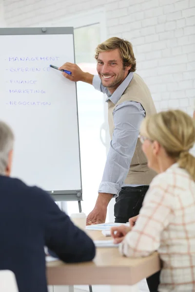 Ausbilder leitet Treffen — Stockfoto