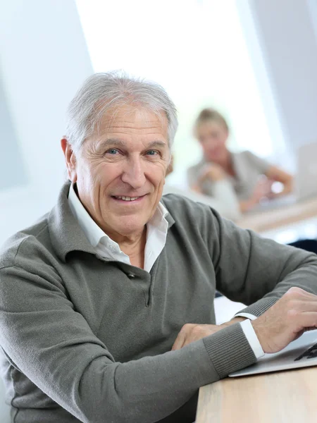 Glimlachende man met laptop — Stockfoto