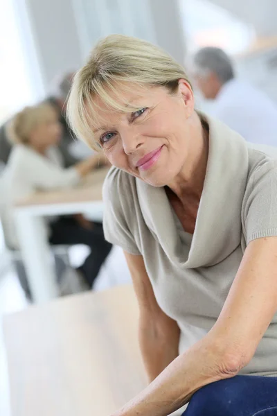 Lachende senior vrouw poseren — Stockfoto