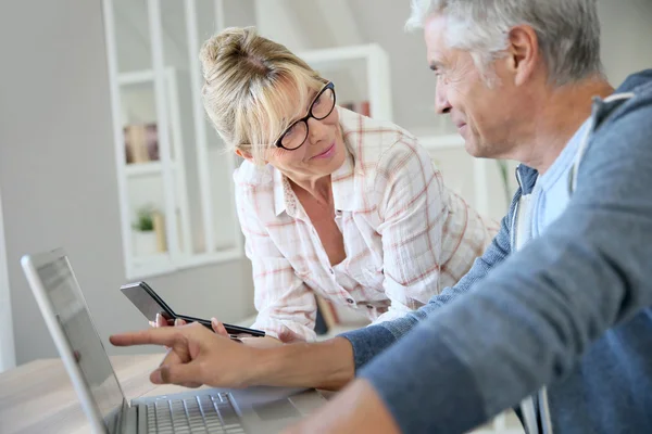 Senior couple at home checking expenses — Stock Photo, Image