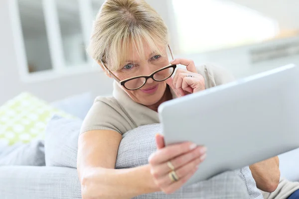 Žena používající digitální tablet — Stock fotografie