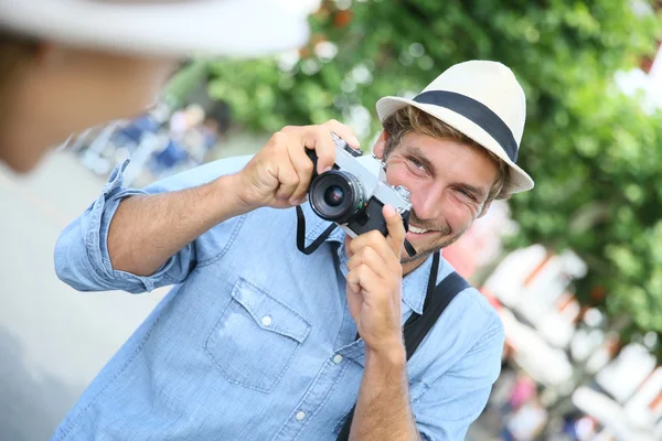 Chlapík v klobouku focením — Stock fotografie