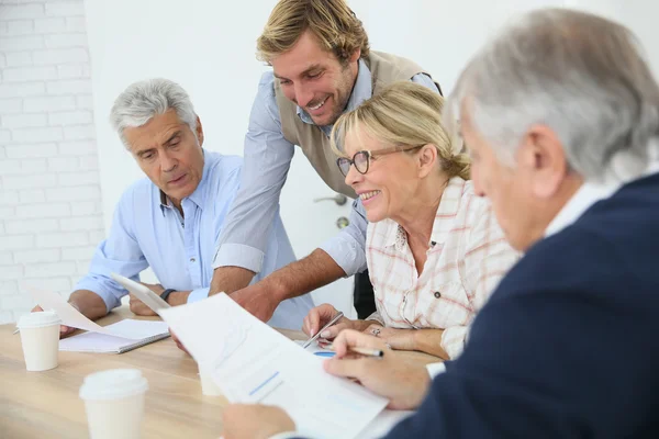 Instrutor de negócios trabalhando com grupo — Fotografia de Stock