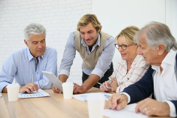 Instrutor de negócios trabalhando com grupo — Fotografia de Stock