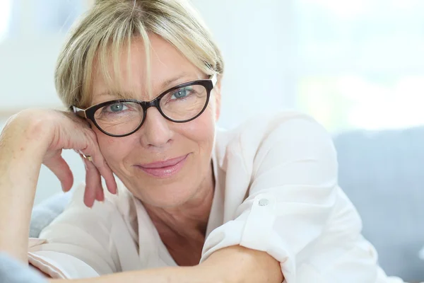 Senior femme avec des lunettes sur le sourire — Photo