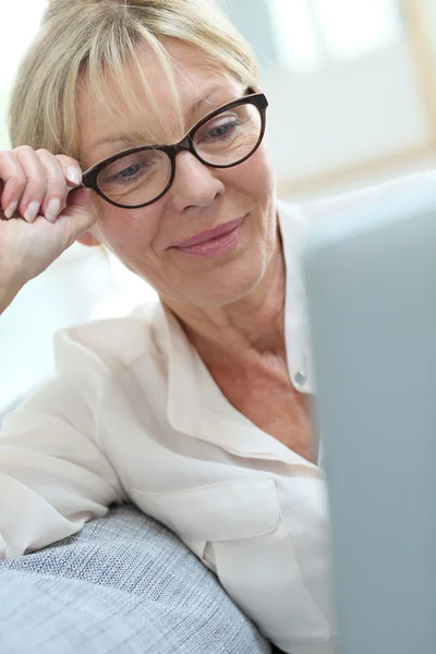 Mulher conectada em tablet digital — Fotografia de Stock