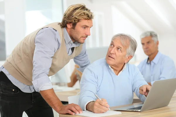 Männer besuchen Business Class mit Trainer — Stockfoto