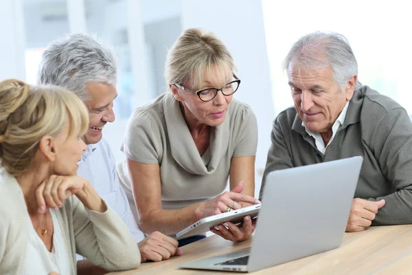 Retired senior people using laptop — Stock Photo, Image