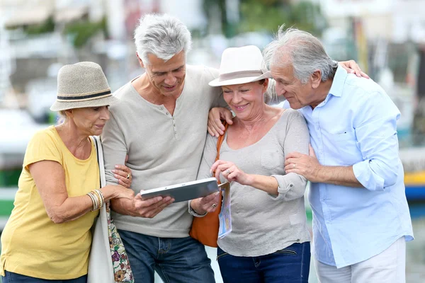 Turistas usando tablet na viagem de visita — Fotografia de Stock