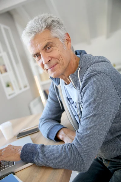 Man werkt op laptop computer — Stockfoto