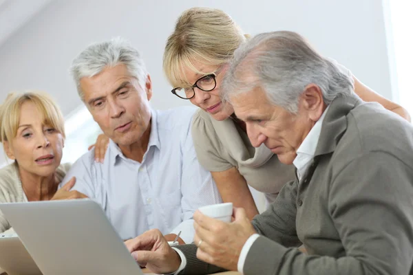 Retired senior people using laptop — Stock Photo, Image