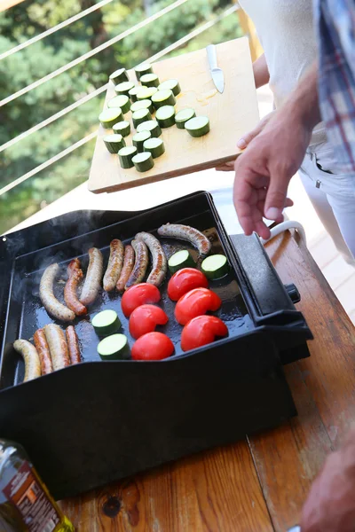 Man matlagning grillat kött — Stockfoto