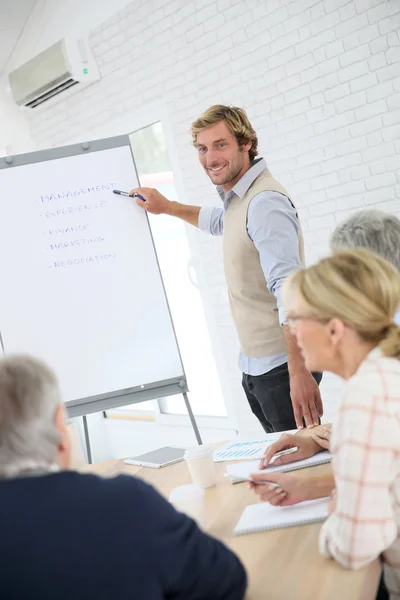 Instructor leading meeting — Stock Photo, Image