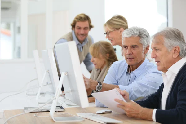 Persone in classe di formazione aziendale — Foto Stock