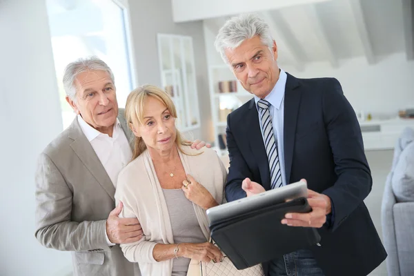 Couple with real-estate agent — Stock Photo, Image