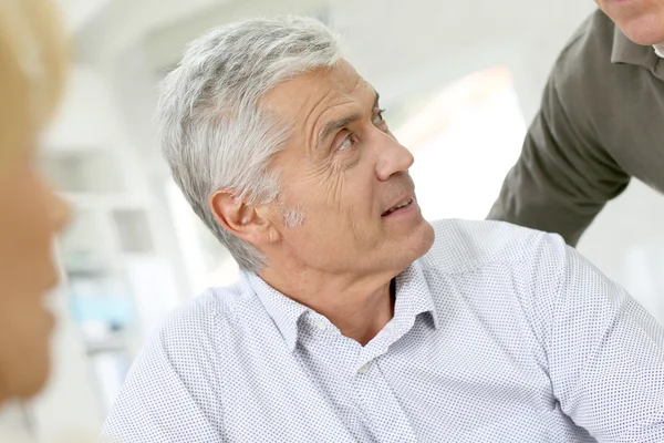 Uomo che parla con la gente — Foto Stock