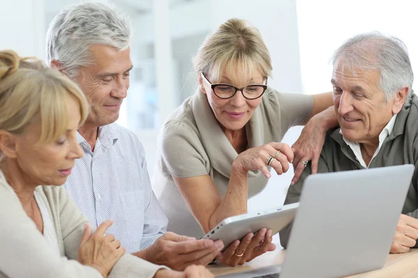 Grupp människor med laptop — Stockfoto