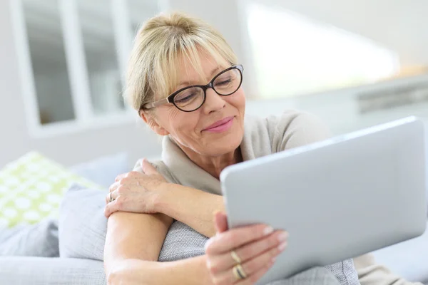 Krásná starší žena pomocí tabletu — Stock fotografie