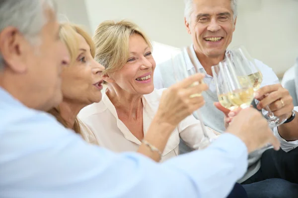 Anziani che festeggiano con champagne — Foto Stock