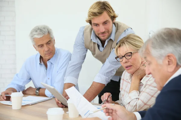 Instructeur met groep senior mensen — Stockfoto