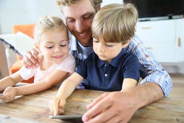 Papa avec des enfants jouant — Photo