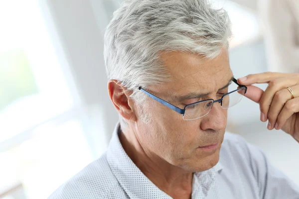 Senior mannen tittar ner — Stockfoto