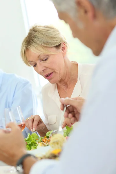 Mulher compartilhando almoço com amigos — Fotografia de Stock