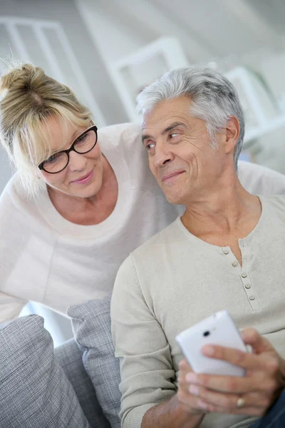 Paret tittar på meddelande på smartphone — Stockfoto