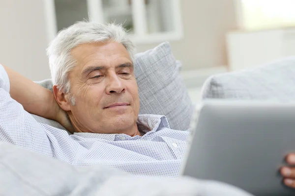 Man met digitale tablet — Stockfoto