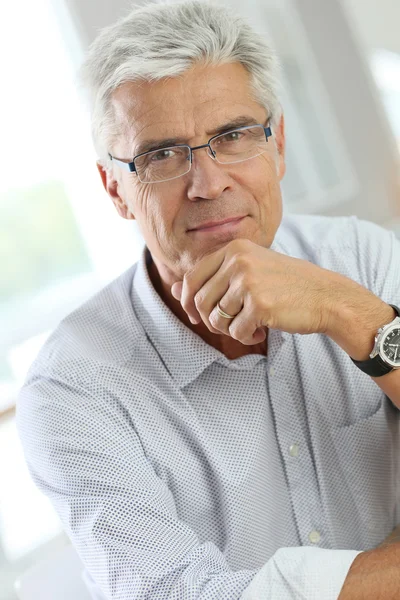 Homem idoso posando — Fotografia de Stock