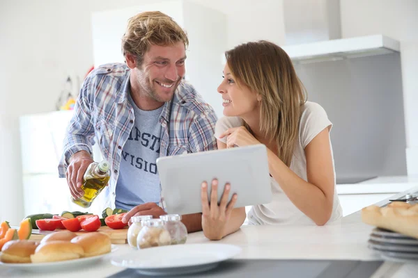 Junges Paar kocht Abendessen — Stockfoto