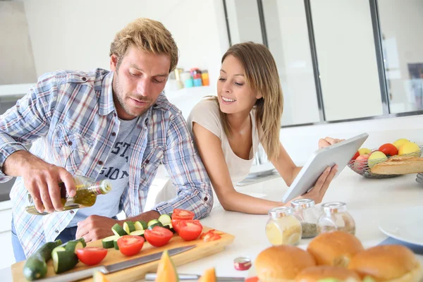 Jong koppel eten koken — Stockfoto