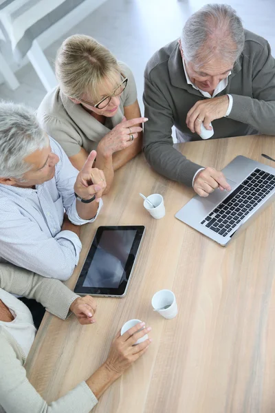 Personas que utilizan el ordenador portátil — Foto de Stock