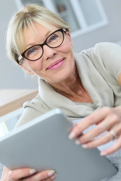 Senior vrouw met een bril — Stockfoto
