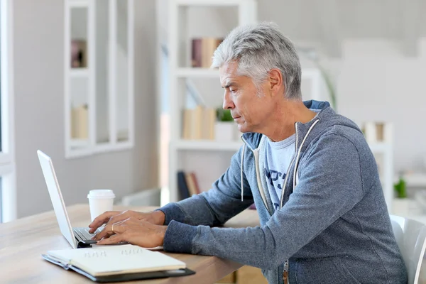 Hombre trabajando desde casa — Foto de Stock