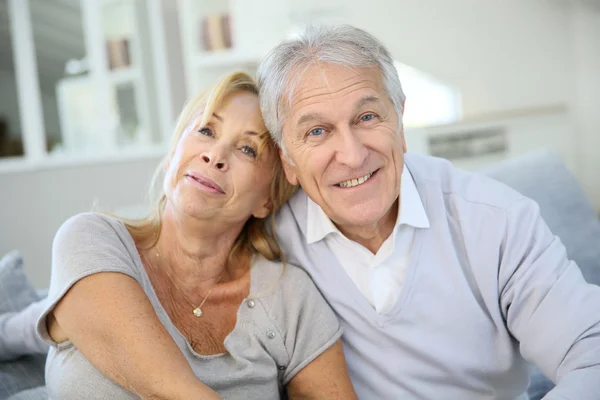 Couple de personnes âgées bénéficiant de la retraite — Photo