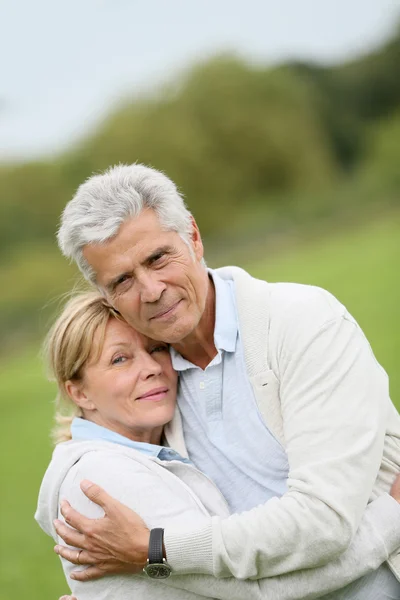 Senior couple embracing — Stock Photo, Image