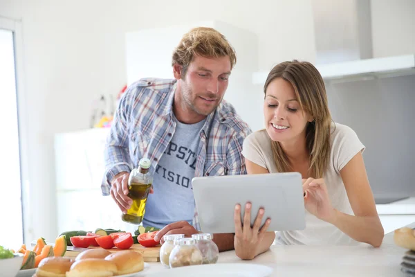 Jovem casal cozinhar jantar — Fotografia de Stock