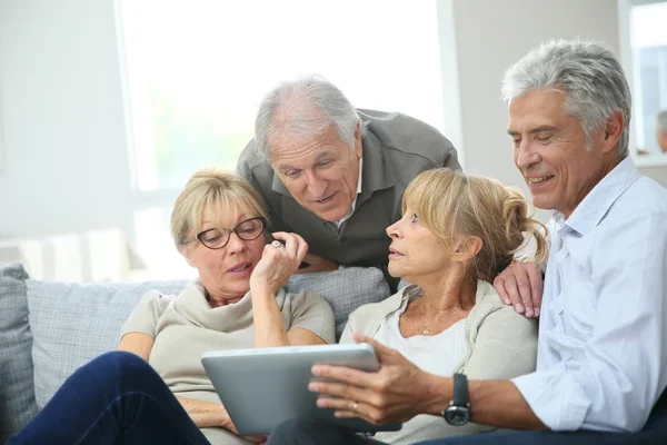 Rentner sitzen auf Sofa — Stockfoto