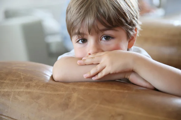 Liten pojke att vara eftertänksam — Stockfoto